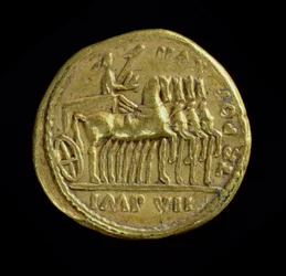 Aureus (Rückseite) von Tiberius (14-37 n. Chr.), den Kaiser in einem Viergespann rechts darstellend. Inschrift: TR POT XVII IMP VII